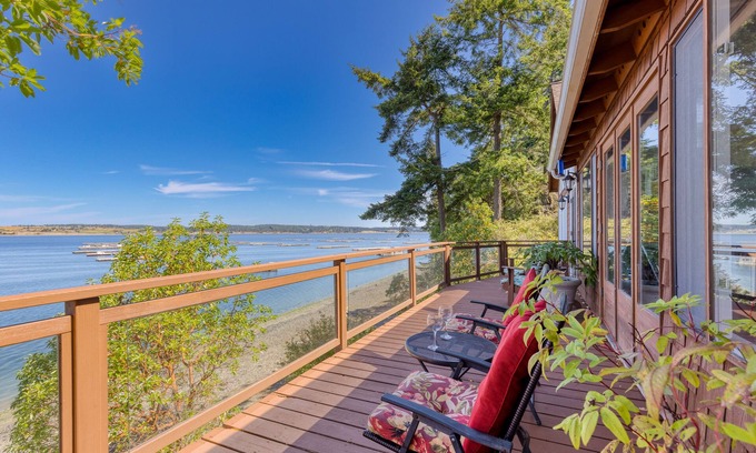 Coupeville House | Madrona Beach House by AvantStay | Waterfront Home