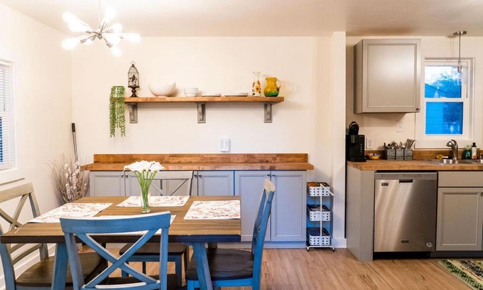 North Charleston House | Madrona's Guesthouse- Convenient location, pet friendly