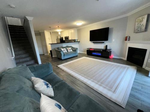 Warner Center House | Magestic Town Home