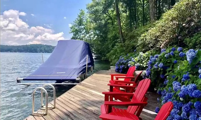 Lake Toxaway House | Magical Lakefront Cottage w/country club access