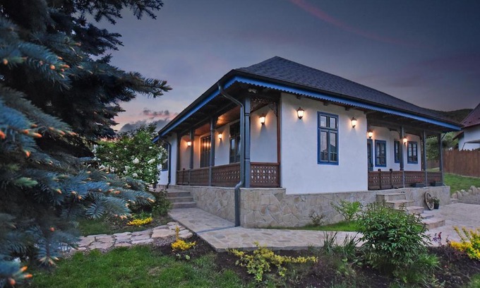 Tirgu Ocna Cabin | MAGNETIC HOUSE