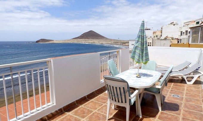 El Medano Apartment | Magnific Beachfront Penthouse in El Medano with wifi