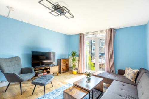 Camden Town with Primrose Hill Apartment | magnificent 3BR Apt with Balcony