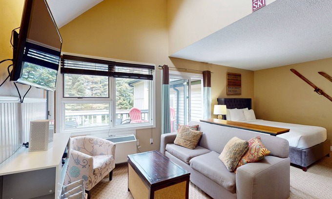 Craigleith House | Magnificent loft with hot tub, pool, W/D, tennis court, balcony, & patio