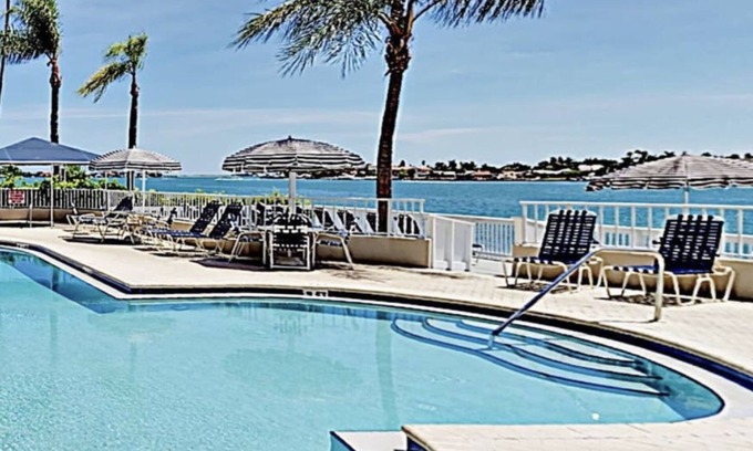 St. Petersburg Condo | MAGNIFICENT CONDO WITH SPARKLING WATER VIEWS -SUPERIOR LOCATION WITH ZERO STEPS
