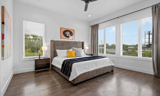 Berry Hill House | Magnificent Home - 1 King /6 Queen Beds + Balcony