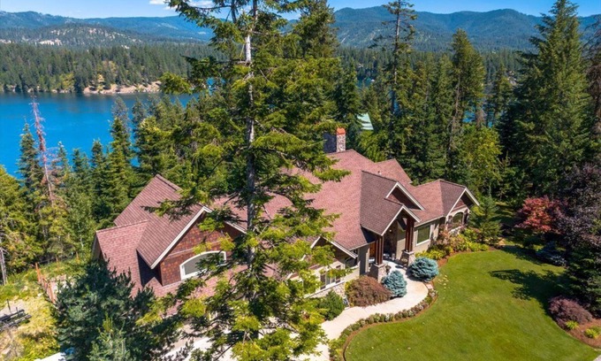 English point House | Magnificent Lake Home on Hayden Lake - Gorgeous home with a Boat Dock!