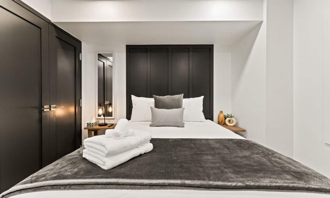 Leamington House | Magnificent Lakeview