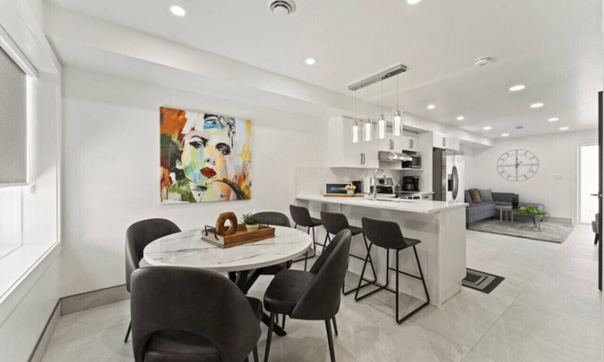 Leamington House | Magnificent Lakeview