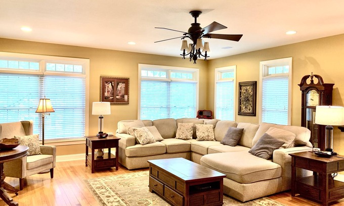 Hendersonville House | Magnificent Mnt Home Retreat! Convenient, 4 bedrooms, media rm, pool table
