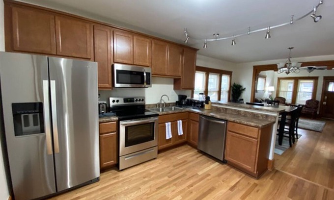 Racine House | Magnificent! Pro Cleaned, Self Check In Sleeps 10