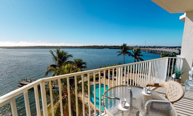 St. Petersburg - Clearwater Condo | Magnificent View Over the Bay. Just Minutes from the Beaches and Close to Shopping and Activities.