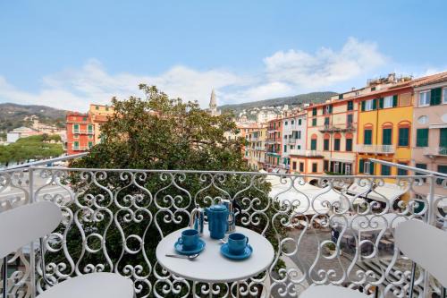 Lerici Apartment | Magnolia Apartment, Historic, Elegant, Seaview, 2 Aircondo BDR, 2BTH, pedestrian area, Free Garage 200 mt far!