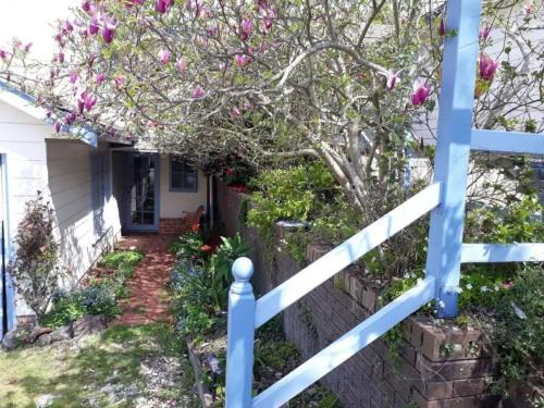 Croydon North House | Magnolia Cottage- wineries, main street, station