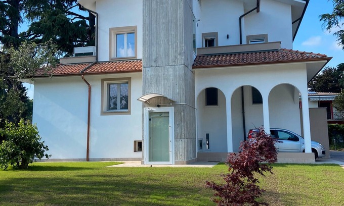 Vimercate Apartment | Magnolia: garden and parking. Vimercate/Monza