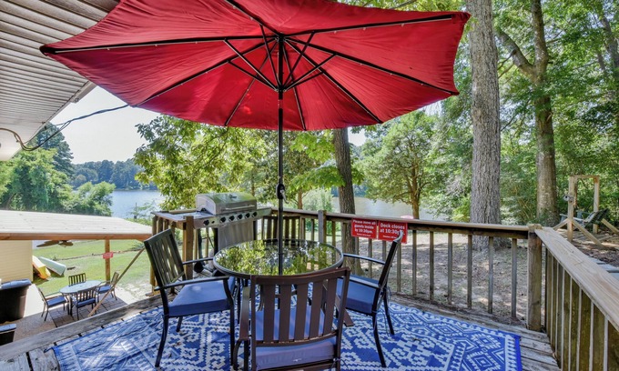 Northport House | Magnolia Lake House-family friendly, close to UofA, and gorgeous lake views!
