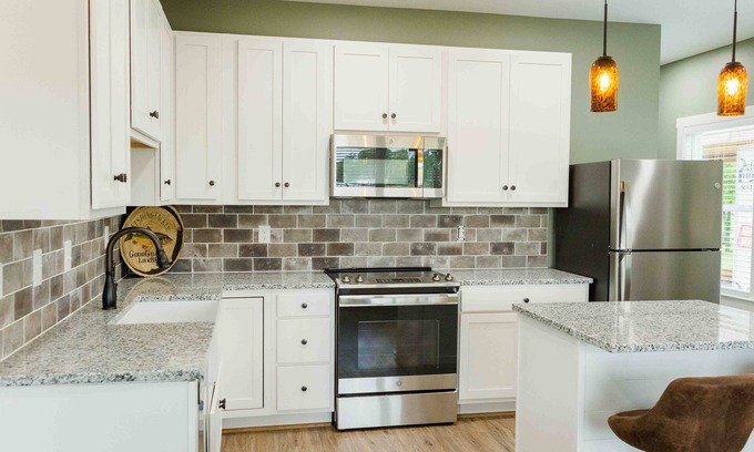 Lincoln House | Magnolia Manor: Two-Story, 6-Person Retreat, Balconies & Views!
