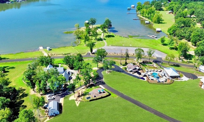 Cedar Bluff Resort | “Magnolia Overlook” Lakefront Resort Sleeps 90+! 2 Pools, Hot tubs, kayaks, etc!
