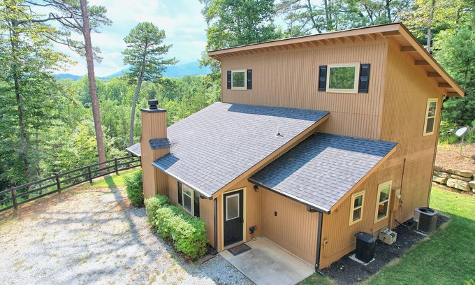 Clayton House | Magnolia Ridge - Dog Friendly!