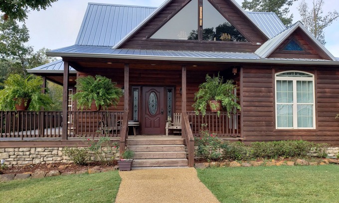 Iuka Cabin | Main Cabin