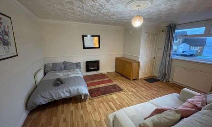 Port Glasgow Apartment | Main door Flat with sea views.