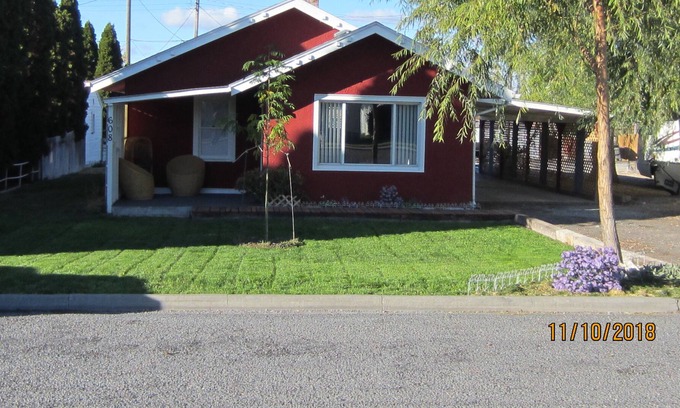Filer House | Main St Cottage. 1000 sq ft of cozy! Laundry, keurig and some food included