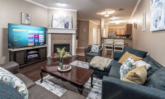 North Overton House | Main St. Matador 3BR/3BA Close to Tech