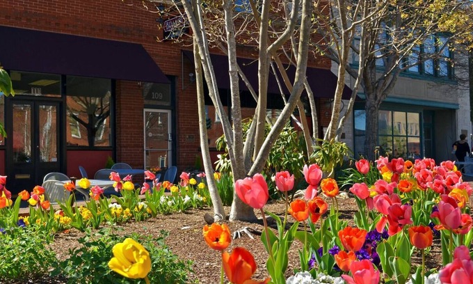 Hendersonville Apartment | Main Street Studio with free parking