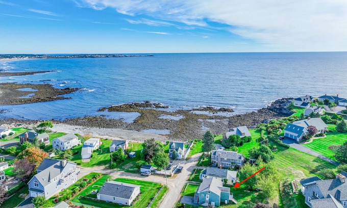 York Harbor House | Maine coastal cottage near the ocean with grill and deck