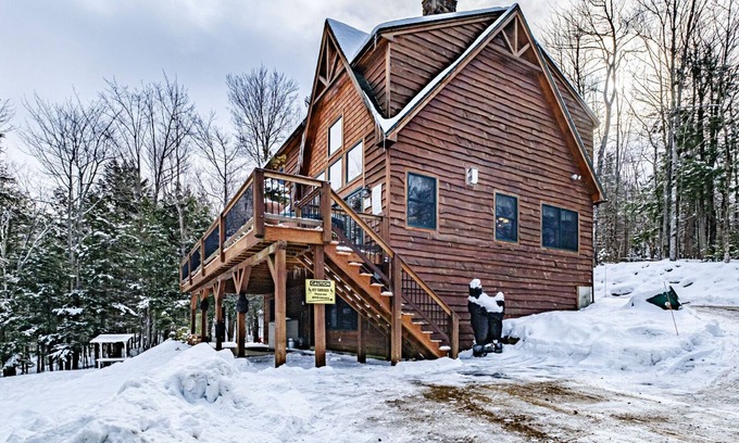 Sunday River Area House | Maine Ski House - Speed WiFi, HotTub, Treasure Hunts, Hobbit Hole House, Arcade Game