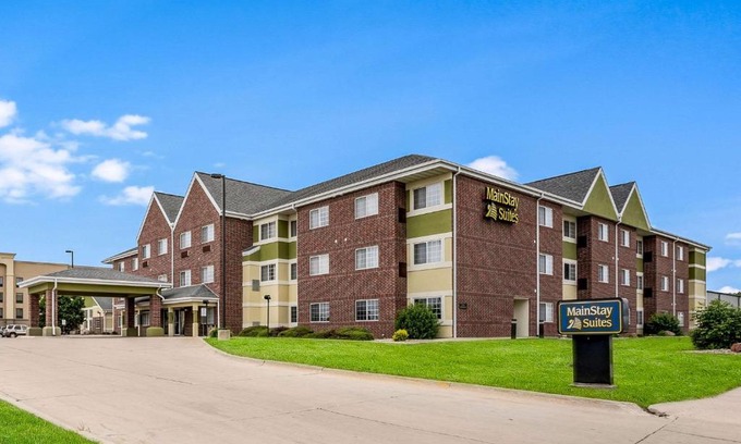 Cedar Rapids Hotel | MainStay Suites Cedar Rapids North - Marion