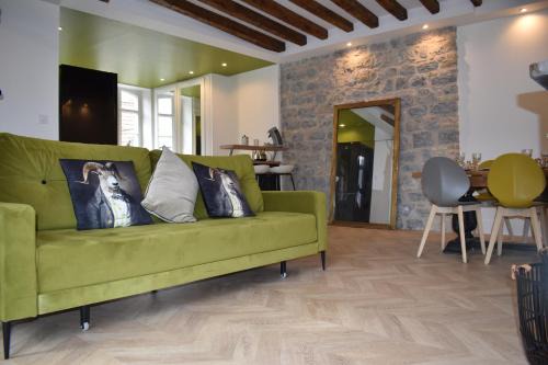 Ville Haute Apartment | Maison 1747 - Gîtes de Standing en Vieille-ville avec Cour