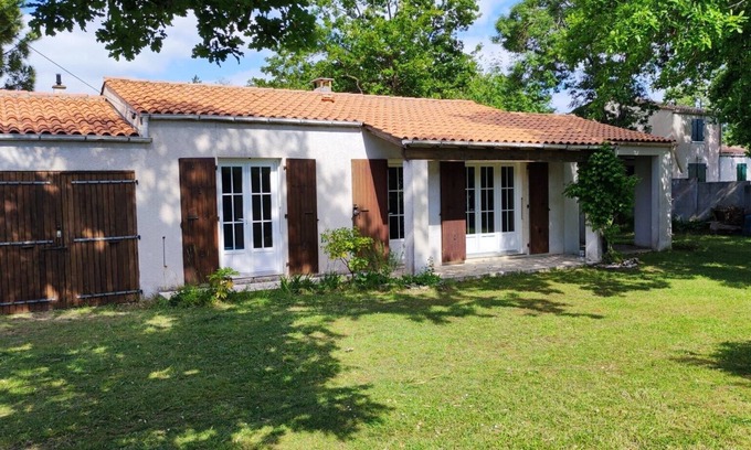 Saint-Georges-d'Oleron House | Maison 400m Océan Jardin Clos et Ombragé