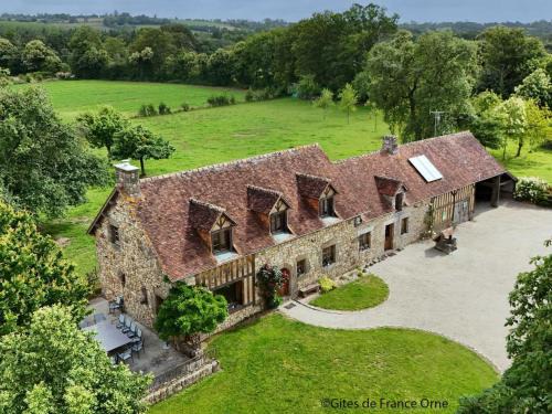 Ceauce House | Maison Authentique avec Jeu de Société, Terrasse et Jardin, Idéale pour Tribu - FR-1-497-142