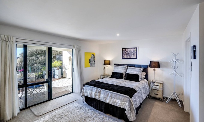 Napier Apartment | MAISON BLUE - Chic & Elegant. Sea views. Pets OK