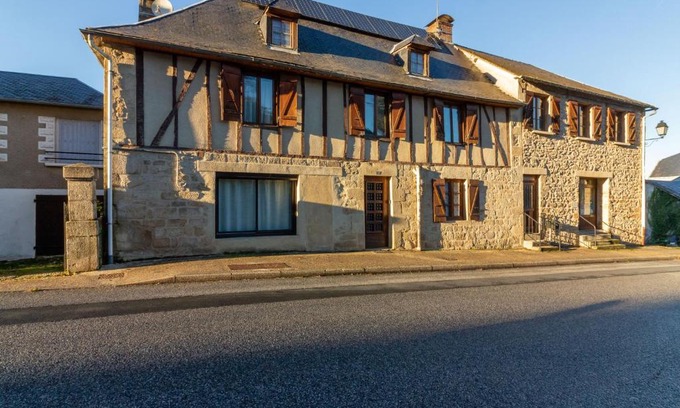 Treignac House | Maison de 4 chambres avec jardin amenage et wifi a Treignac