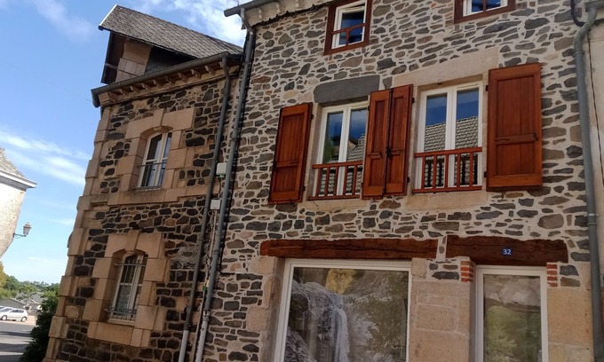 Pleaux Apartment | Maison de Village. Avec Commerces à Proximité. Départ de Sentiers, Vtt, lac 10 k
