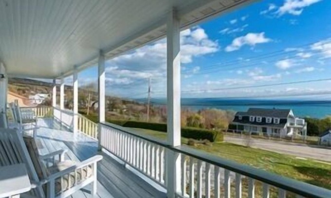 Cap-a-l'Aigle Bed & Breakfast | Maison des Lilas