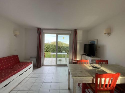 Salavas House | Maison Duplex avec Piscines à Salavas - 6 Personnes, Animaux Admis, Parking, Terrasse et WiFi - FR-1-382-136