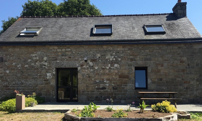 Plounevez-Moedec Cottage | Maison en Granit Typique Rénovée