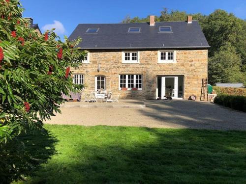 Failon House | Maison en pierre, chaleureuse, avec étang