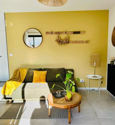 Saint-Victor-la-Coste Apartment | Maison ensoleillée climatisée avec terrasse et parking
