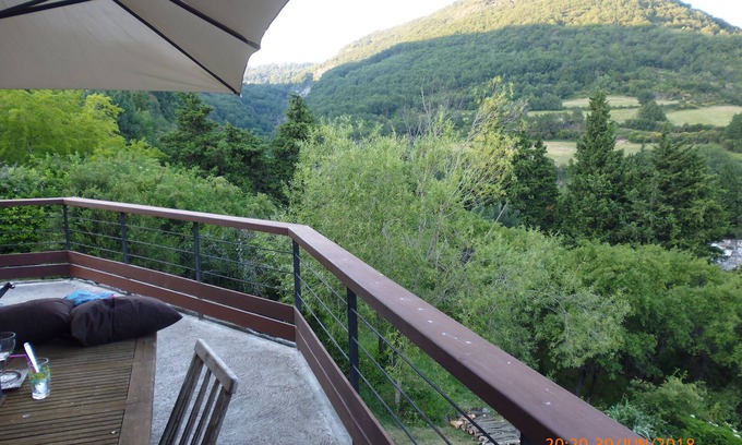 Aubignas House | Maison Familiale en Pierre Volcanique Avec Belle Vue, Jardinet et 2 Terrasses