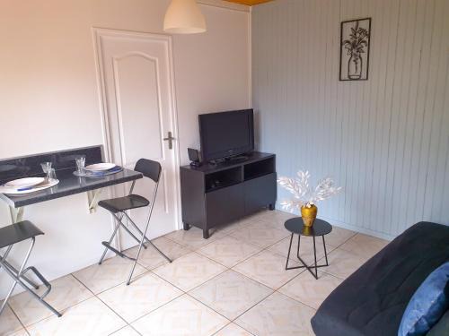 Stains Apartment | Maison hyper calme proche RER, à 2 arrêts du Stade de France, 25min Paris centre, proche, Disney, Astérix, CDG