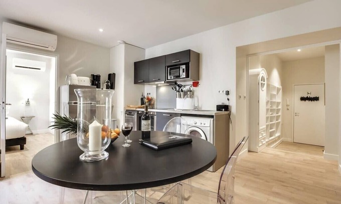 Bordeaux City Centre Apartment | Maison Ingwë - Appartment for 6 in Place Gambetta