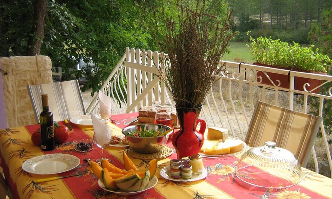 Ginasservis House | Maison provençale de caractère 3*jardin 6050m2 ; piscine au centre du village