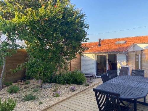 Barbatre House | Maison Traditionnelle Rénovée, Proche Plage, Barbâtre - Terrasse, Wifi, Confort Modern - FR-1-426-371