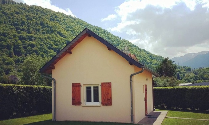 Clarac House | Maisonette on shared plot with private terrace and private passageway.