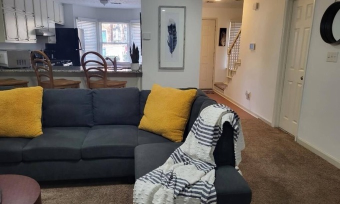 Riverdale House | Majestic Cozy Blue Townhouse Sleeps 4