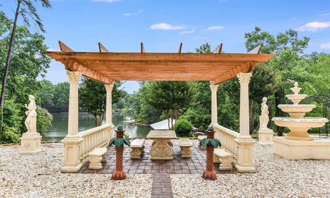 York House | Majestic Lake Estate + Views, Outdoor Fireplace, Dock ⛵💖
